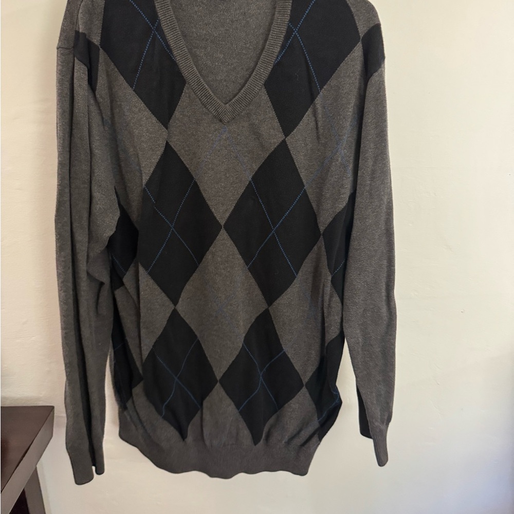 Old Navy Men's V-Neck Gray and Black Argyle Sweater